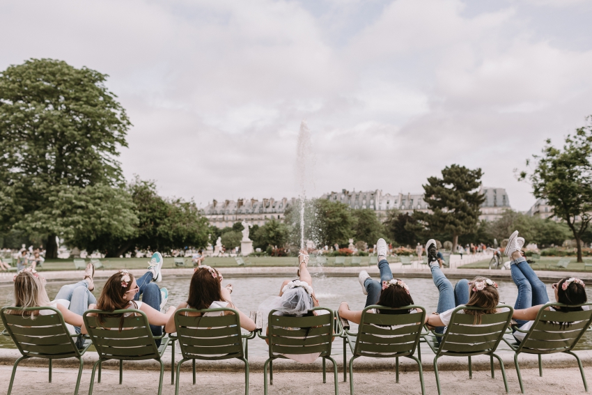 groupe de copines au jardin des tuileries groupe de copines au jardin des tuileries