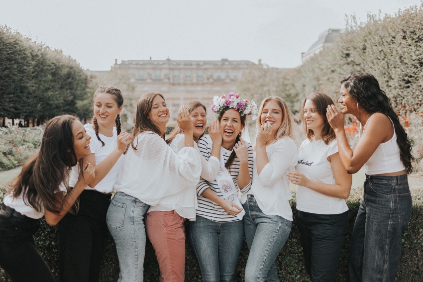 groupe de copines au palais royal a paris groupe de copines au palais royal a paris