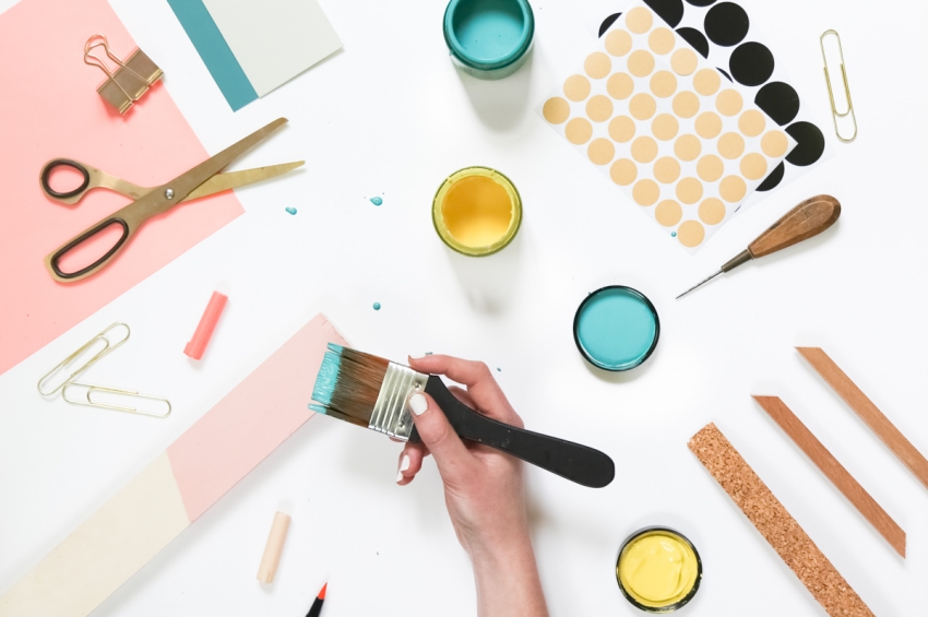 table avec ciseaux peintures pinceaux pour un diy table avec ciseaux peintures pinceaux pour un diy