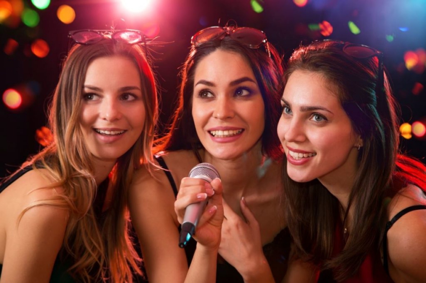trois filles qui font un karaoke trois filles qui font un karaoke
