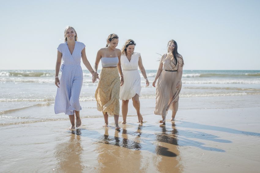 shooting photo evjf lacanau Comment choisir son photographe EVJF à Lacanau Comme nous l’avons expliqué précédemment, votre photographe EVJF ne doit pas être n’importe lequel. Ne faites pas appel au premier venu mais recherchez avec attention celui qui vous fera vivre un grand moment et qui va capturer en beauté votre amitié en clichés. Afin d’éviter de gâcher cette opportunité, vous pouvez faire appel directement à une agence spécialisée qui va sélectionner un photographe professionnel correspondant à vos attentes. Vous n’aurez rien à faire excepté demander de l’aide et des infos dès que l’envie vous prend pour une meilleure tranquillité d’esprit quant à l’organisation de ce shooting photo EVJF. Les conseils pour un shooting à Lacanau Afin d’avoir la meilleure séance photo EVJF possible prévoyez tout dans les moindres détails: ne transportez pas trop d’affaires afin d’éviter à les surveiller sans arrêt et les trimballer, méfiez-vous de la météo du littoral et soyez prévoyantes quant aux idées que vous souhaitez. Cela vous permettra d’avoir un résultat à la hauteur de vos attentes si vous savez ce que vous voulez . Conclusion Ainsi s’achève l’organisation de votre shooting photo EVJF à Lacanau, de quoi avoir toutes les cartes en mains pour satisfaire les désirs de la future mariée. Elle sera aux anges de voir que ses meilleures copines ont fait le nécessaire pour qu’elle puisse passer de bons moments sur la côte Atlantique. Alors, soyez fière du résultat et pensez à profiter comme il se doit le jour J grâce à votre organisation réalisée comme un maître.