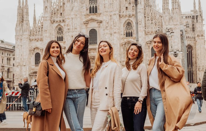 groupe-filles-seance-photo-evjf-centre-ville-bristol Groupe de filles en séance photo EVJF dans le centre-ville de Bristol