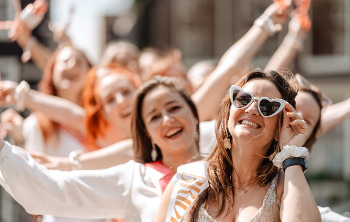 EVJF à Amsterdam, groupe de copines en tenue blanche profitant d’un moment festif dans la ville