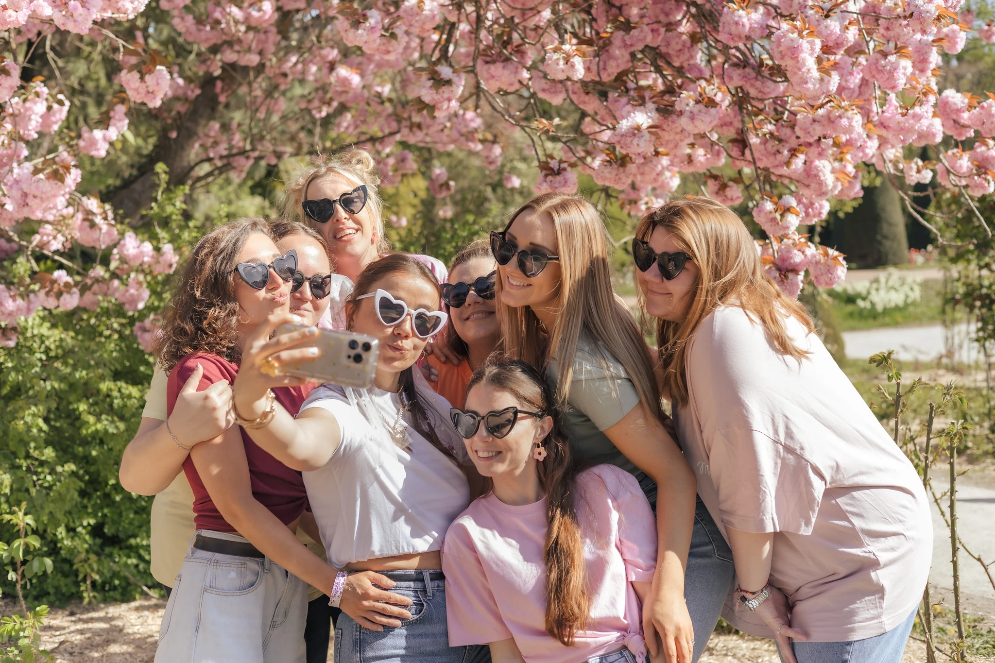 EVJF Lille – Selfie sous les cerisiers en fleurs Groupe de filles prenant un selfie sous des cerisiers japonais en fleurs pendant un EVJF à Lille