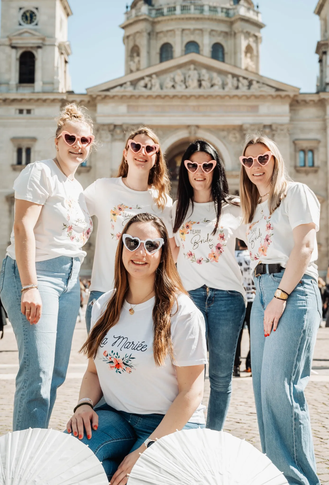 Photo de groupe EVJF devant le Parlement hongrois à Budapest avec lunettes cœur Photo de groupe EVJF devant le Parlement hongrois à Budapest avec lunettes cœur
