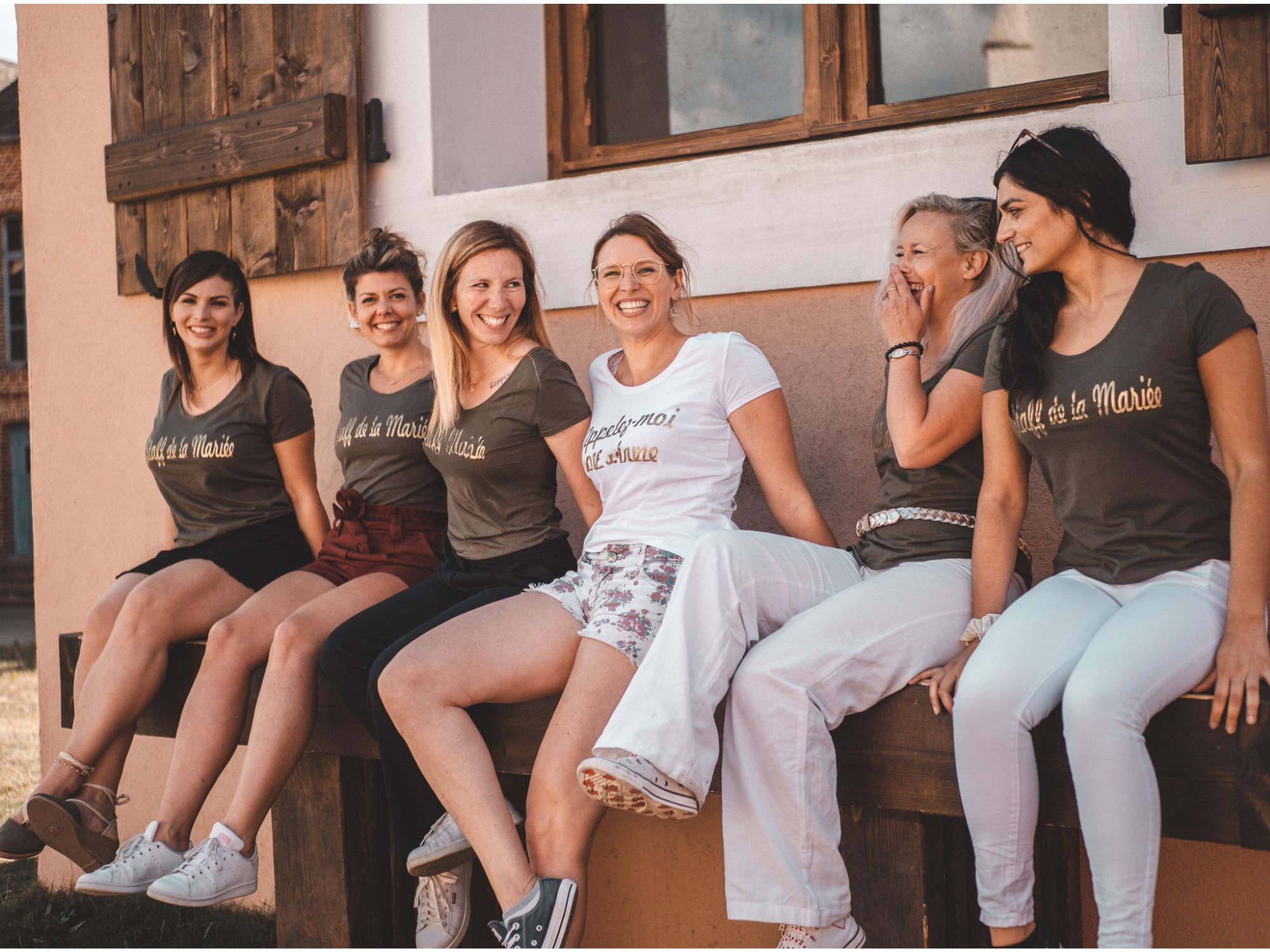 Équipe de l’EVJF à Lille posant devant une maison typique du Nord, ambiance chaleureuse et festive