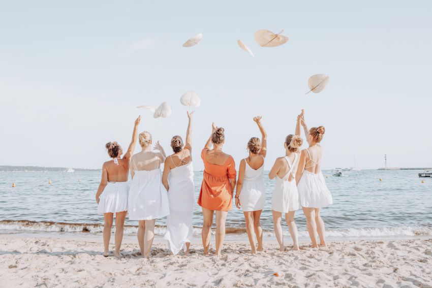 Lancer de chapeaux sur la plage à Cannes pour une session photo EVJF