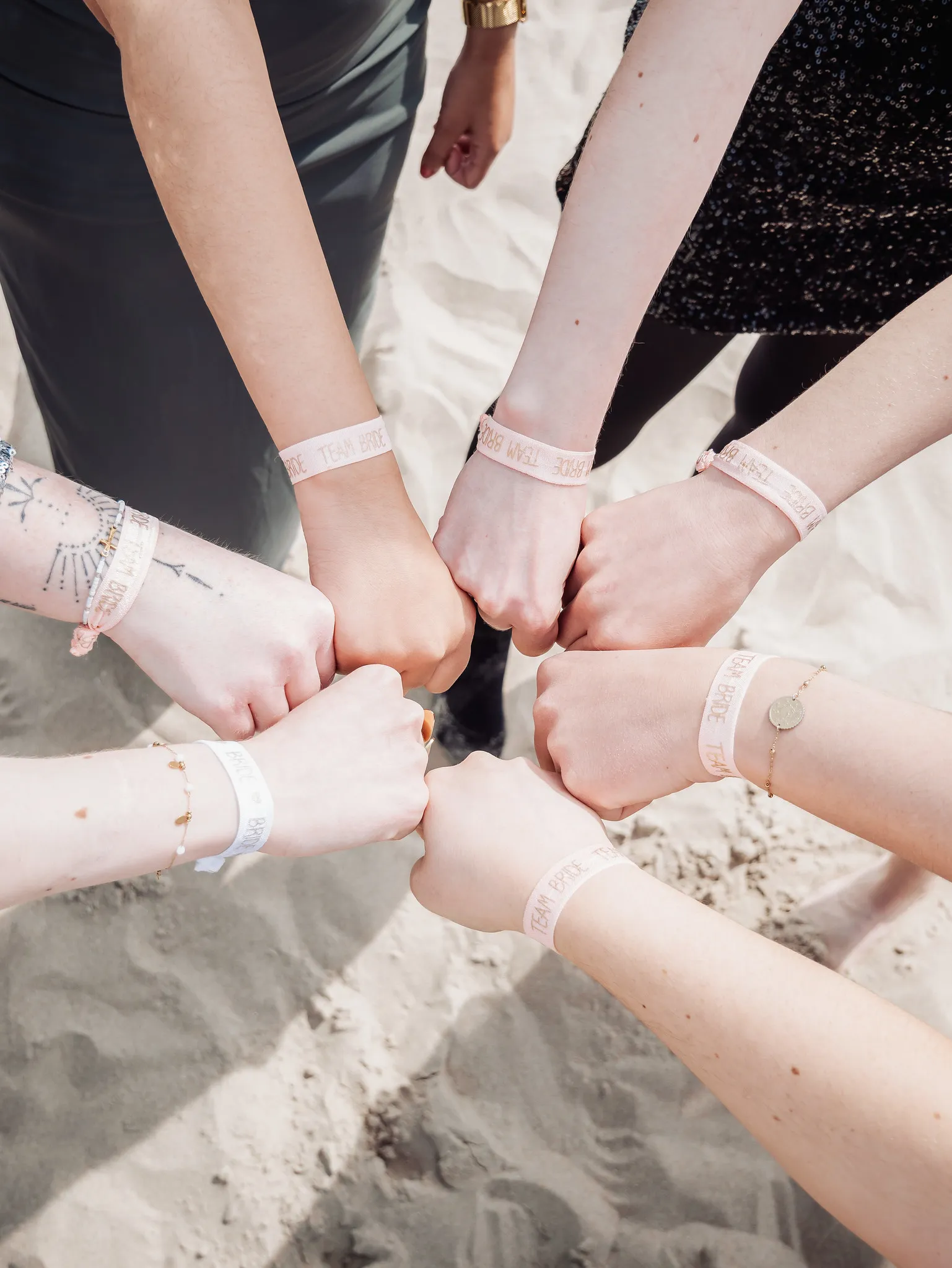 bracelets-team-bride-evjf Photo EVJF à la plage du Touquet avec les amies de la mariée