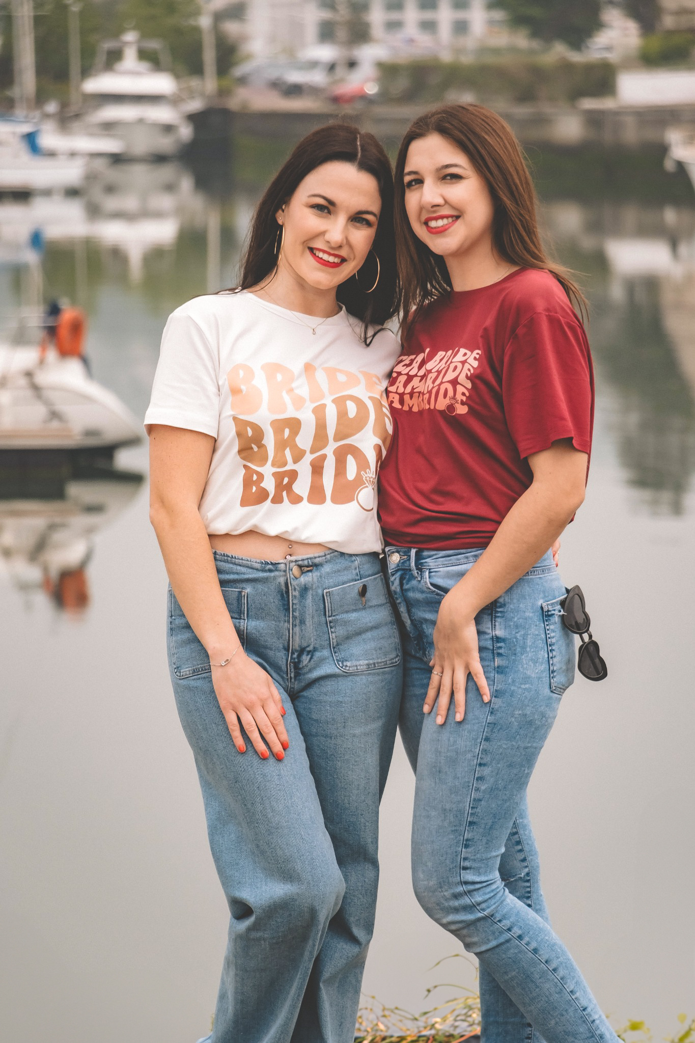duo-evjf-honfleur-port Portrait de la future mariée et sa témoin devant les bateaux du port de Honfleur lors d’un EVJF