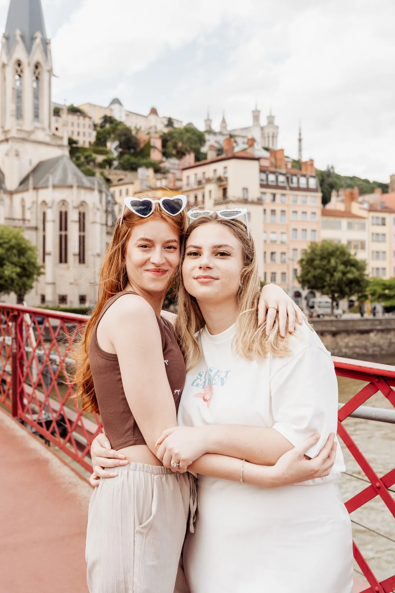enterrement-vie-jeune-fille-lyon-portrait-amies Deux amies posent ensemble sur un pont de Lyon pendant un enterrement de vie de jeune fille, souriantes et complices.