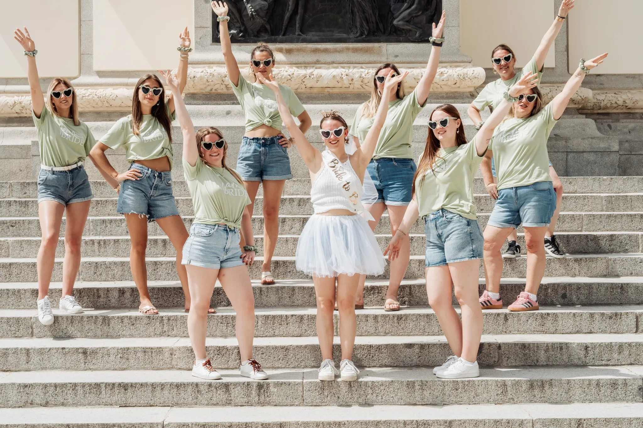 enterrement-vie-jeune-fille-madrid-marche-escaliers Enterrement de vie de jeune fille à Madrid, groupe joyeux sur les marches du parc du Retiro