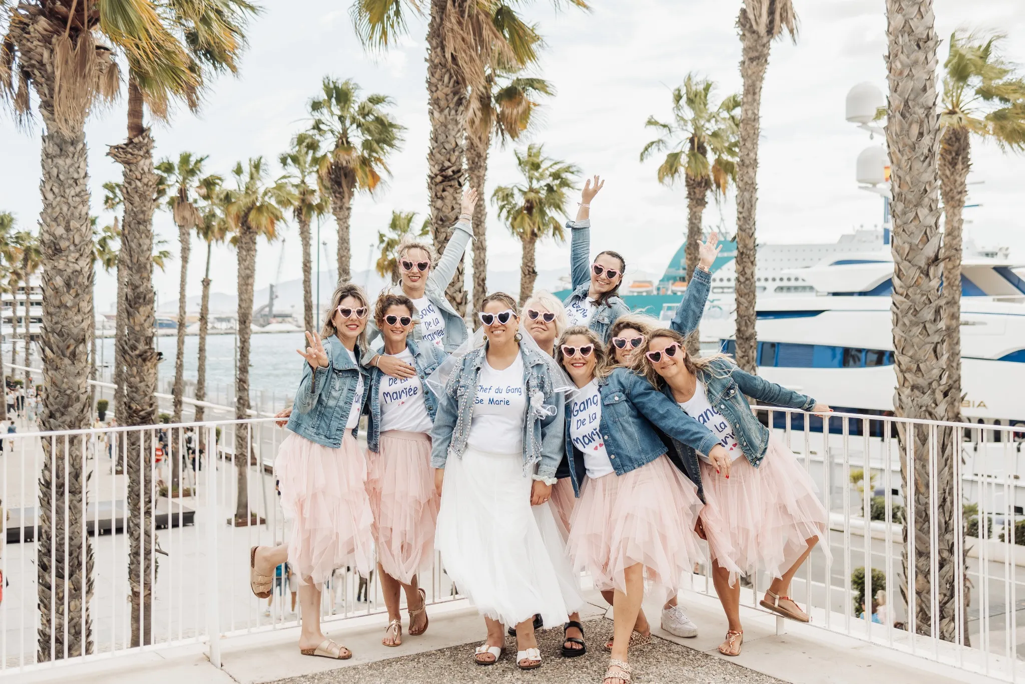 enterrement-vie-jeune-fille-port-malaga Enterrement de vie de jeune fille au port de Malaga, groupe de femmes habillées de manière coordonnée avec vue sur les palmiers et bateaux