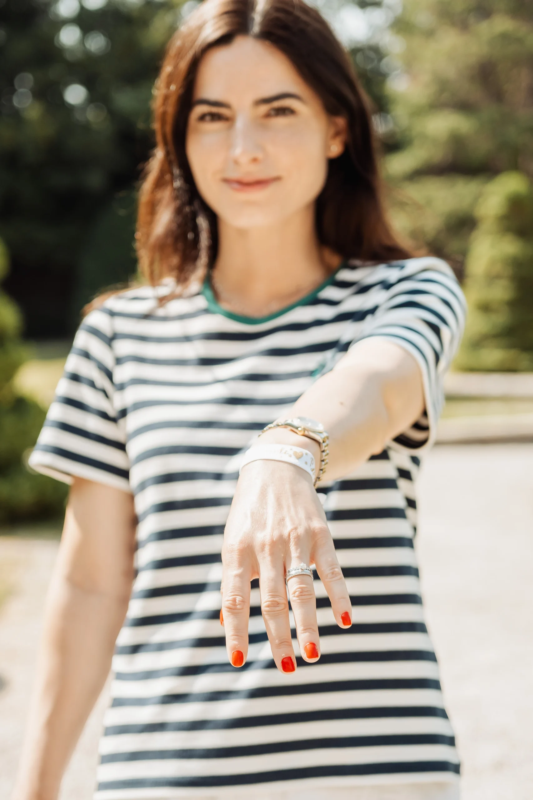 evjf-aix-en-provence-portrait-main-bague-mariee Portrait d’une femme à Aix-en-Provence lors d’un EVJF, montrant sa main avec une bague de fiançailles, ambiance douce et élégante.