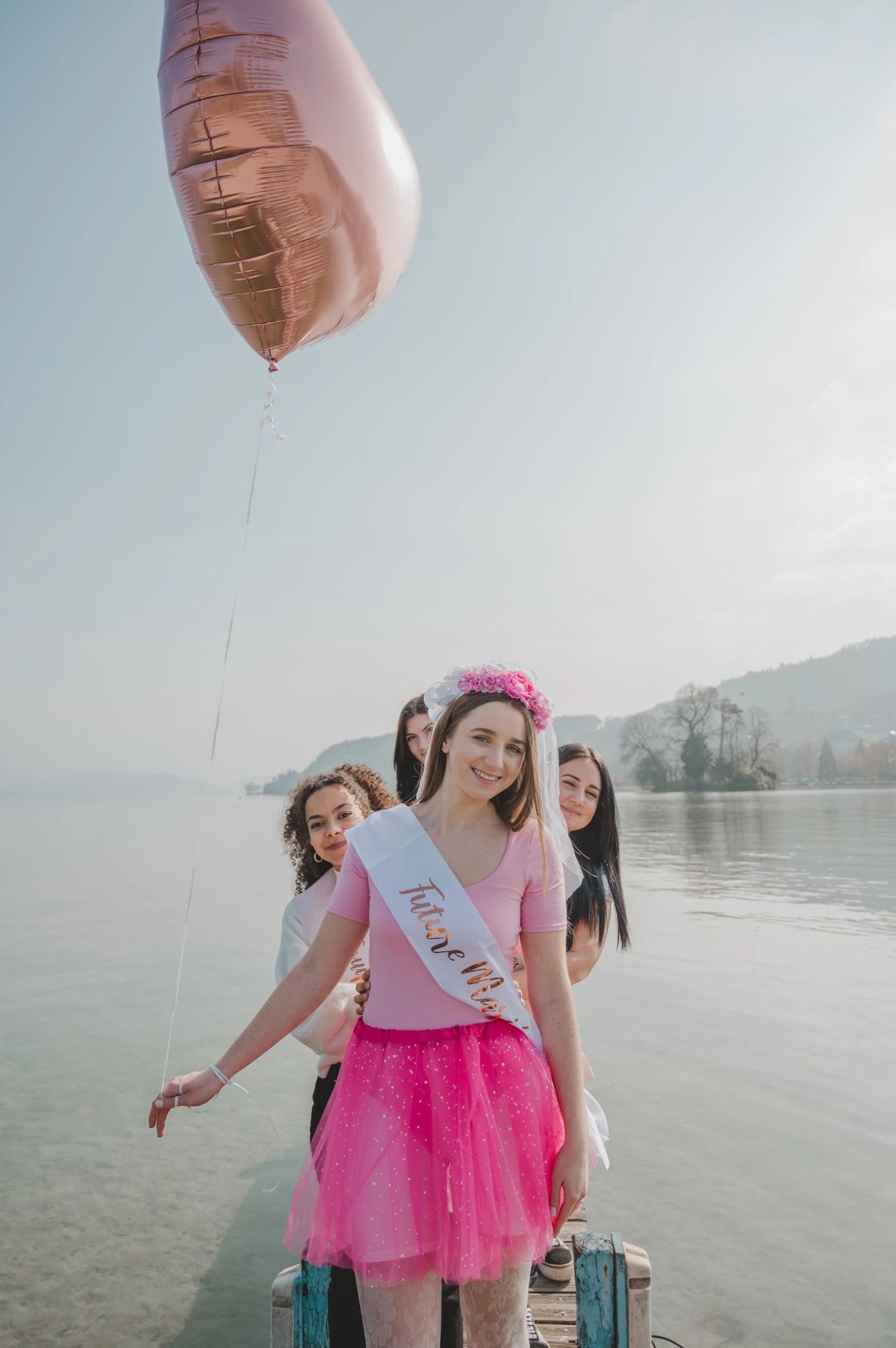 evjf-annecy-ballon-coeur-sur-ponton Future mariée tenant un ballon rose en forme de cœur sur un ponton à Annecy