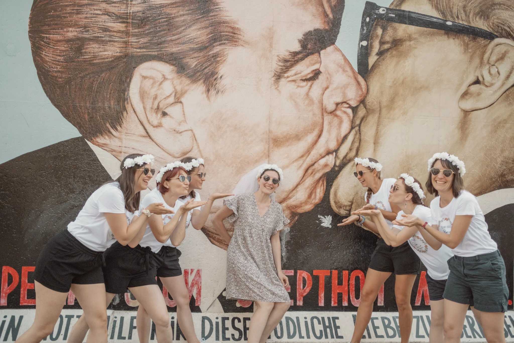 EVJF à Berlin avec la mariée devant la fresque du baiser célèbre de l’East Side Gallery