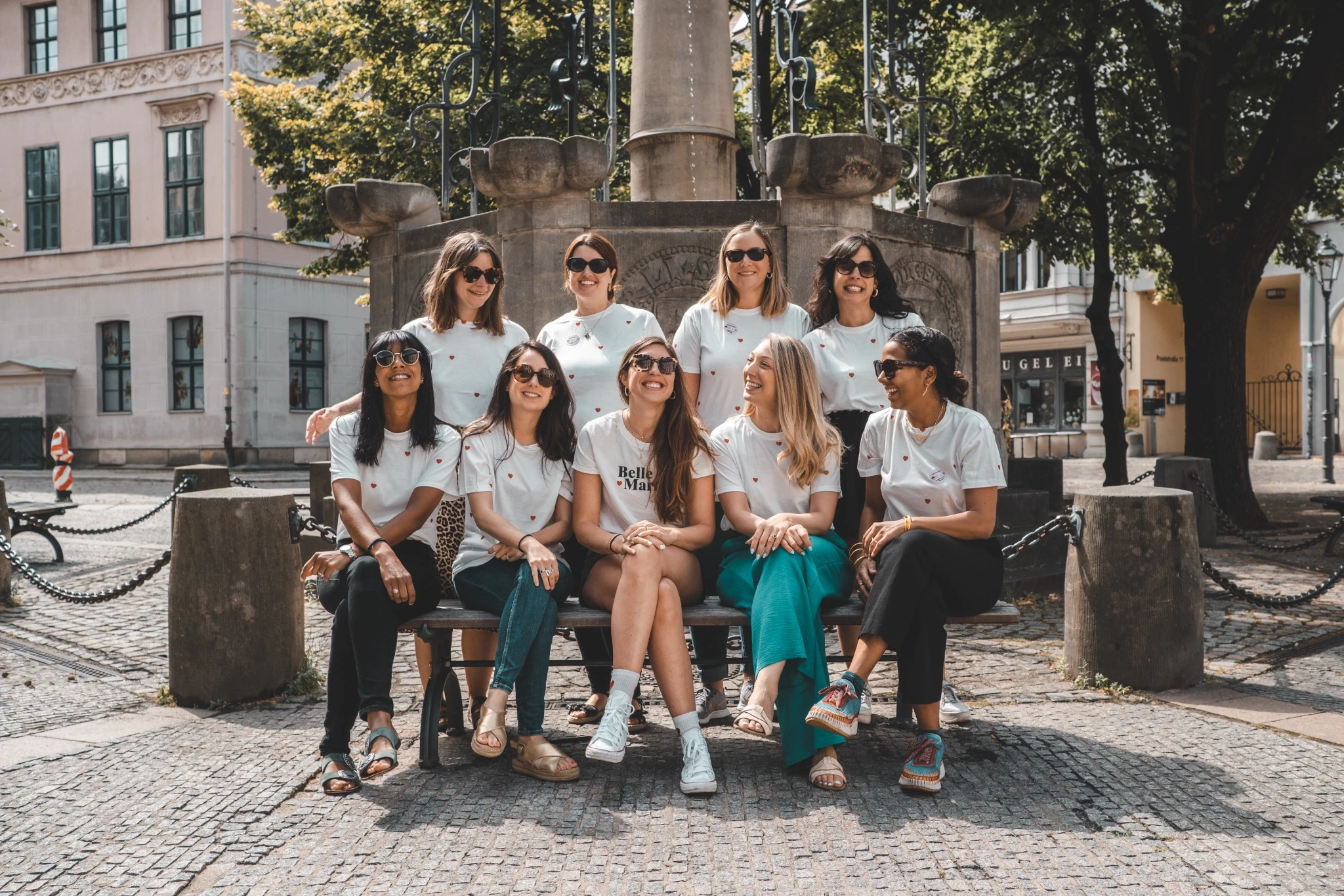 evjf-berlin-photo-groupe-fontaine Photo de groupe EVJF à Berlin devant une fontaine historique dans le centre-ville