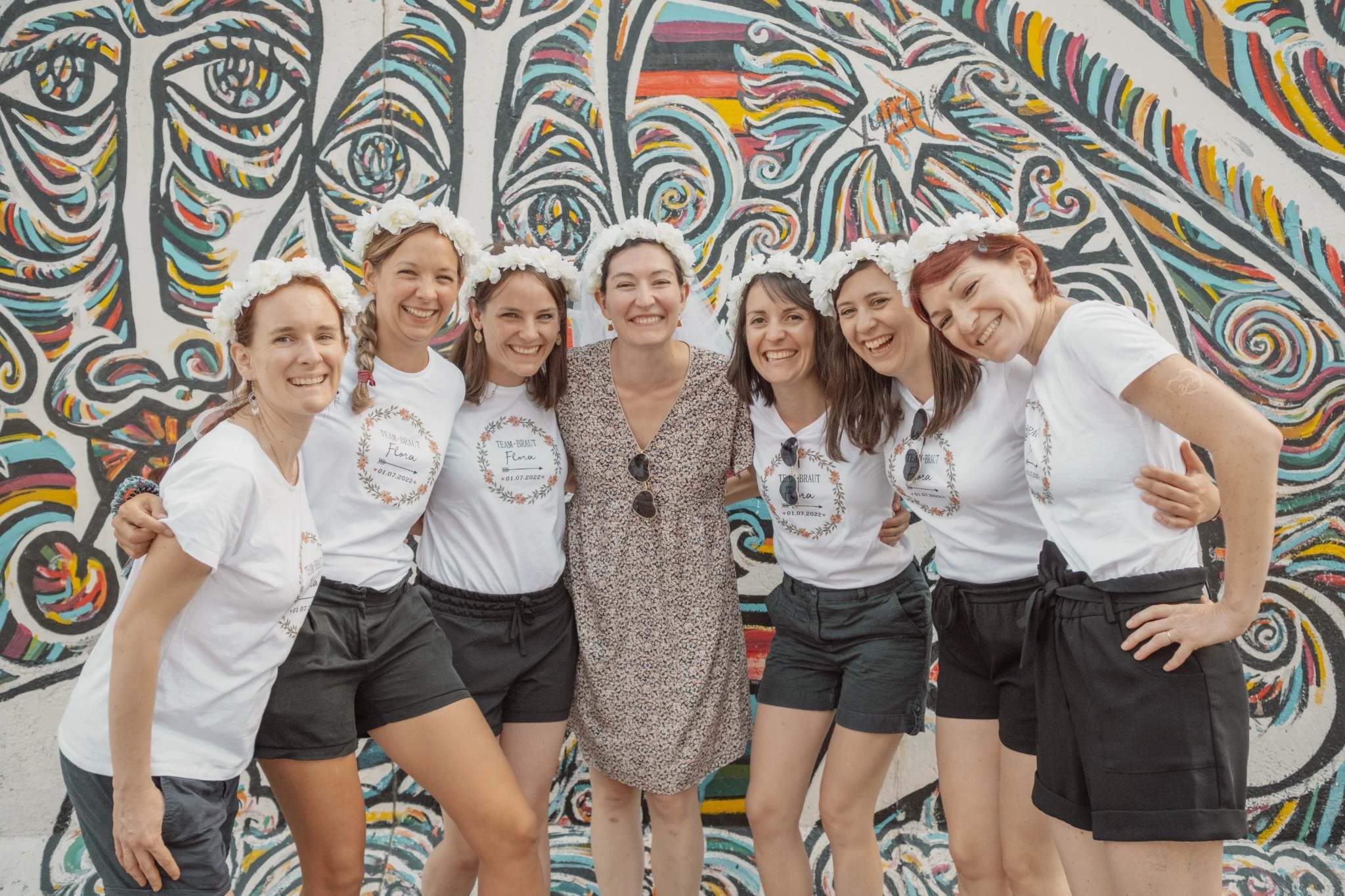 evjf-berlin-street-art-team-bride