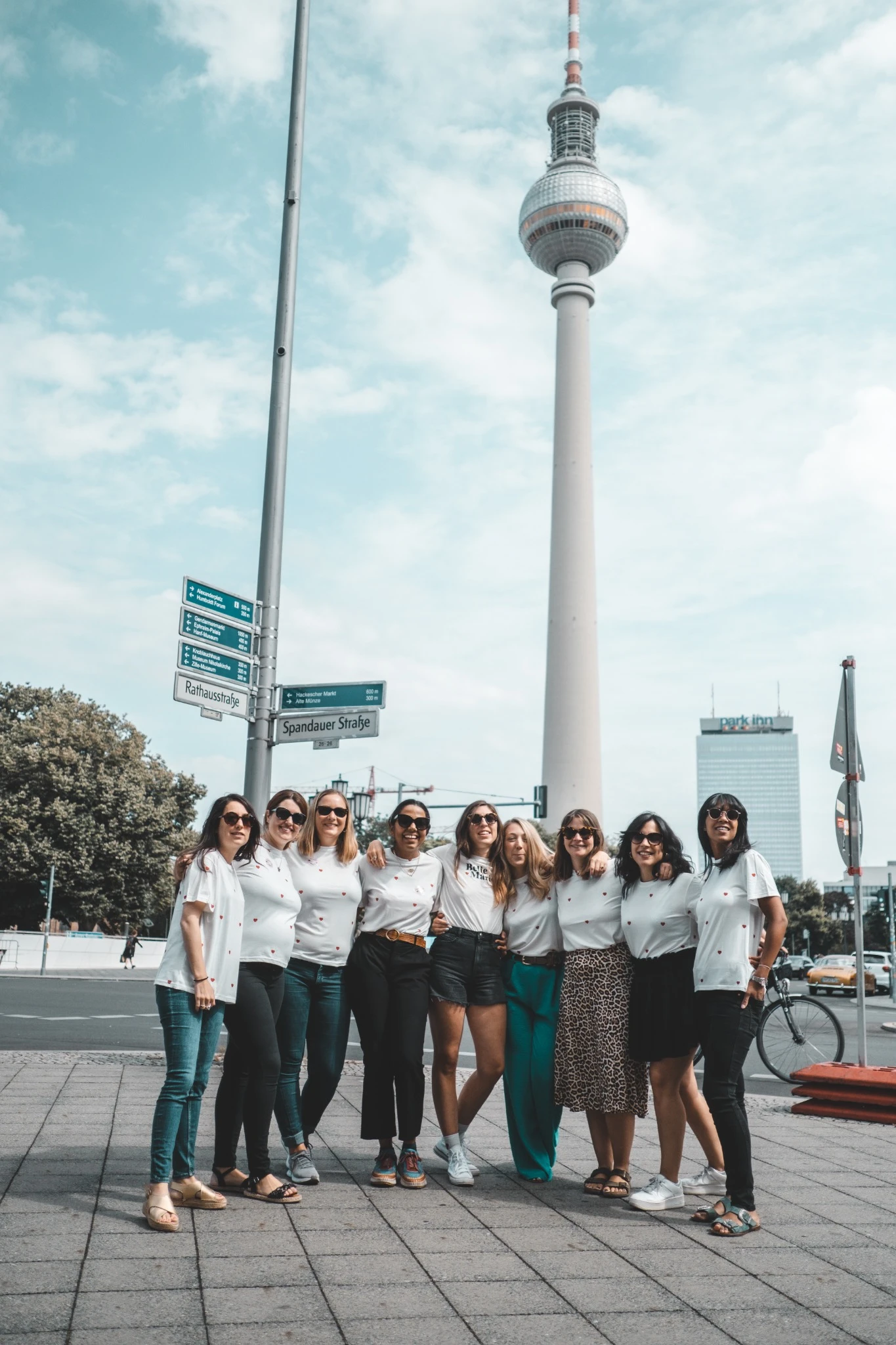 evjf-berlin-tor-tv-tour-groupe Photo de groupe EVJF à Berlin avec la tour de télévision en arrière-plan