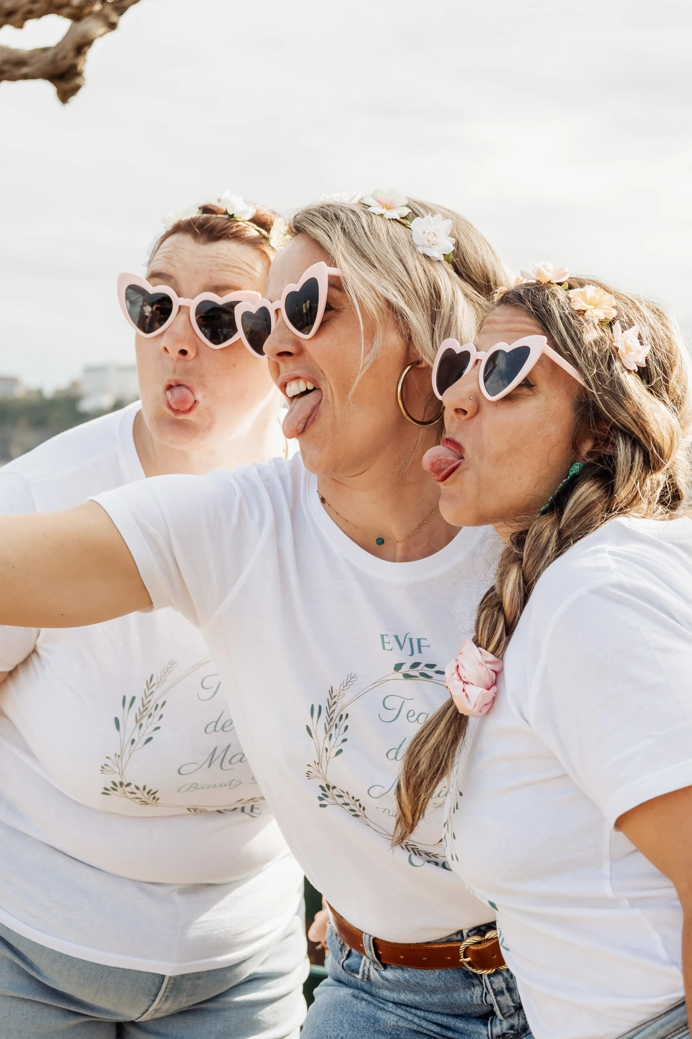 Selfie décalé de trois participantes EVJF à Biarritz avec lunettes fun et t-shirts assortis.