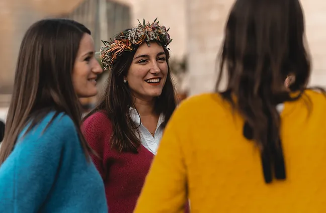 evjf-bilbao-mariee-couronne-fleurs-entre-amies Portrait de la future mariée avec couronne de fleurs entourée de ses amies lors d’un EVJF à Bilbao