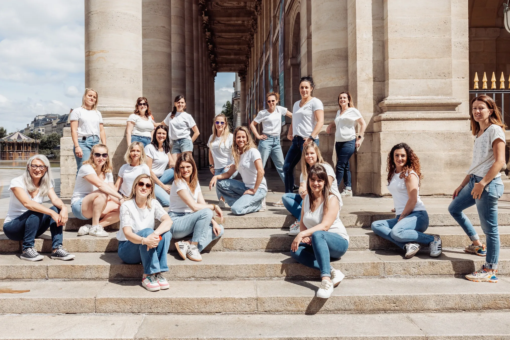 evjf-bordeaux-grand-groupe-jean-theatre-classique Grande photo de groupe EVJF à Bordeaux, style jean et blanc, posant sur les marches du Grand Théâtre