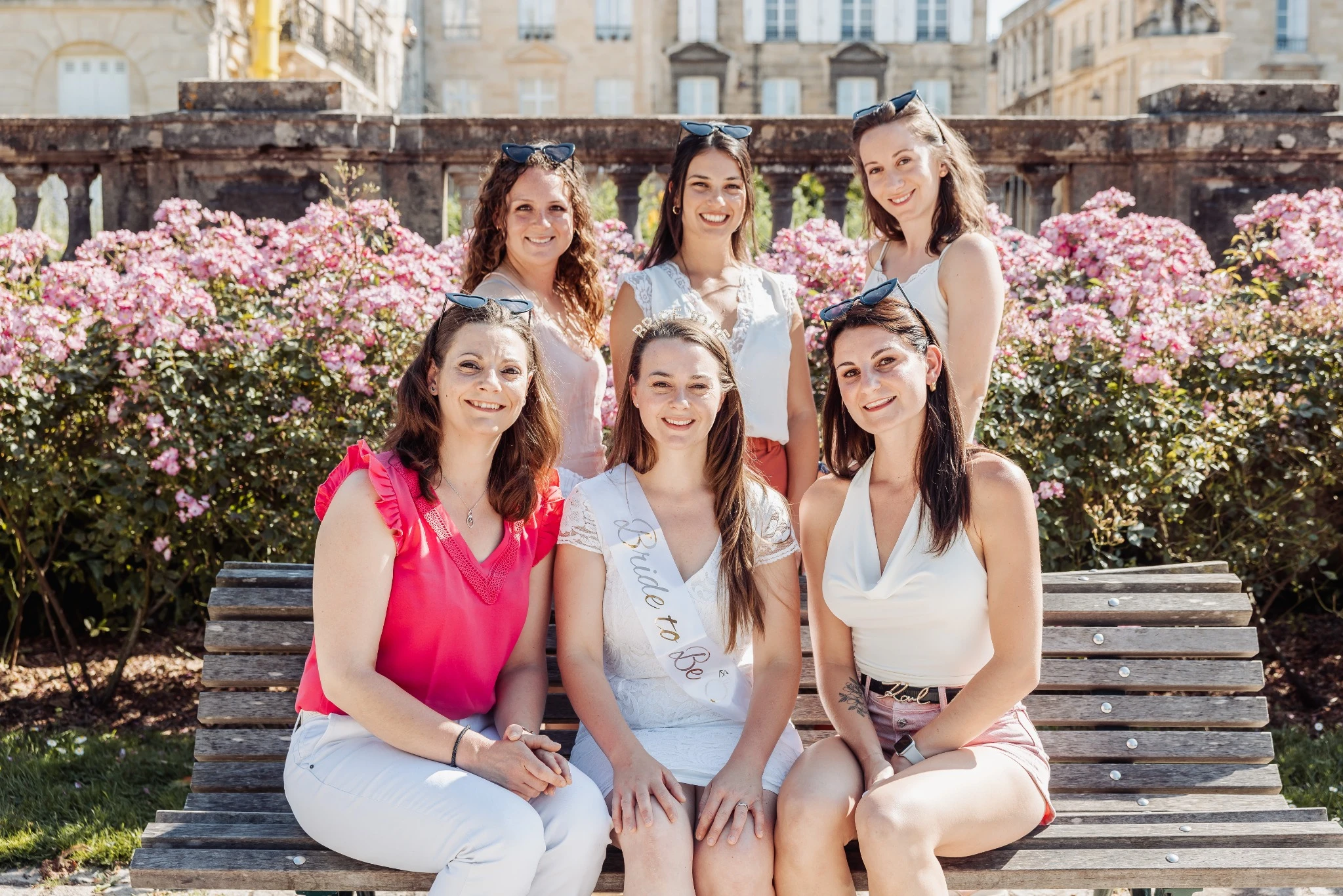 Photo EVJF à Bordeaux avec des fleurs de printemps et des tenues estivales