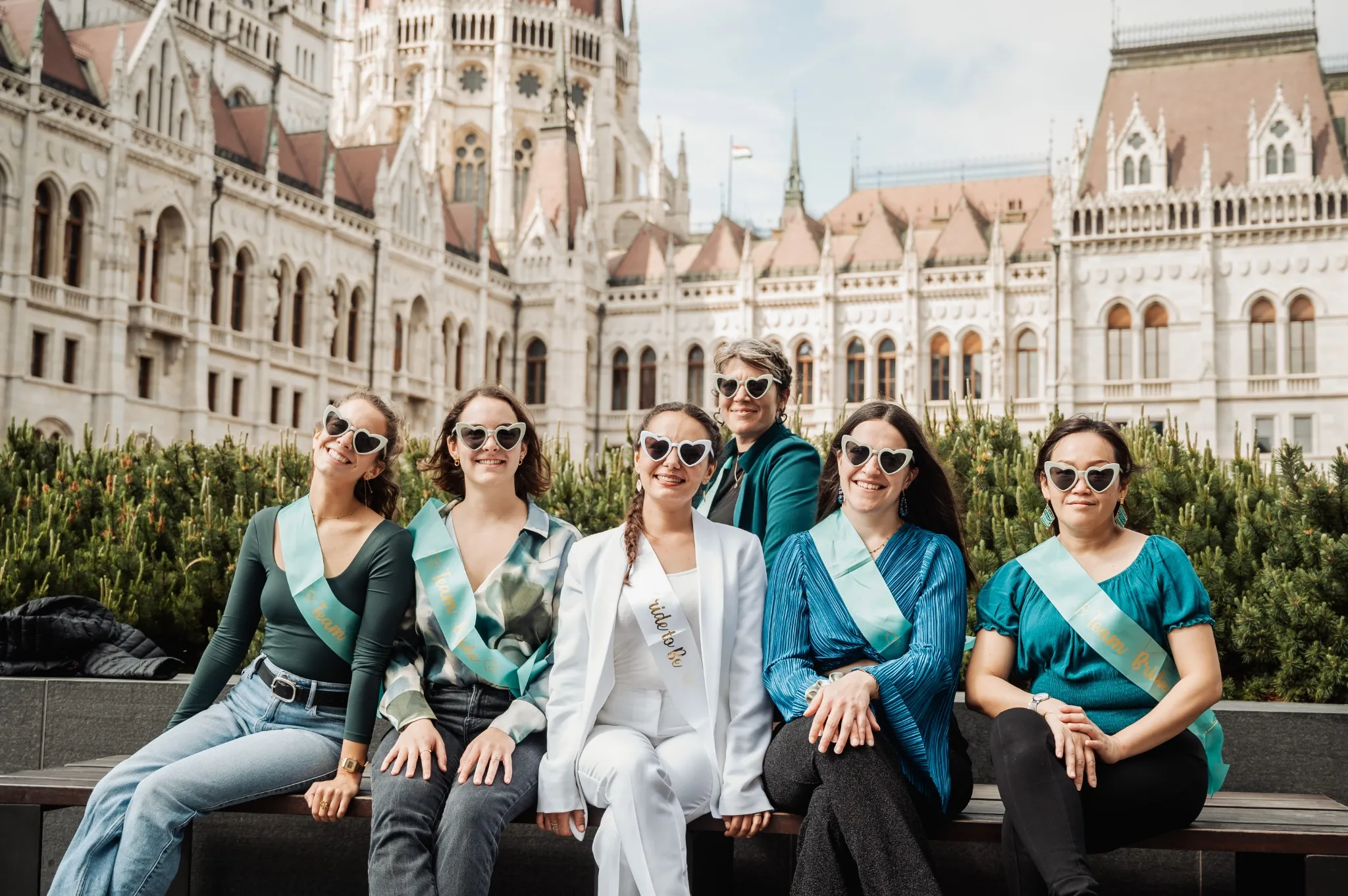 evjf-budapest-basilique-saint-etienne EVJF à Budapest devant la Basilique Saint-Étienne, avec la mariée assise au centre