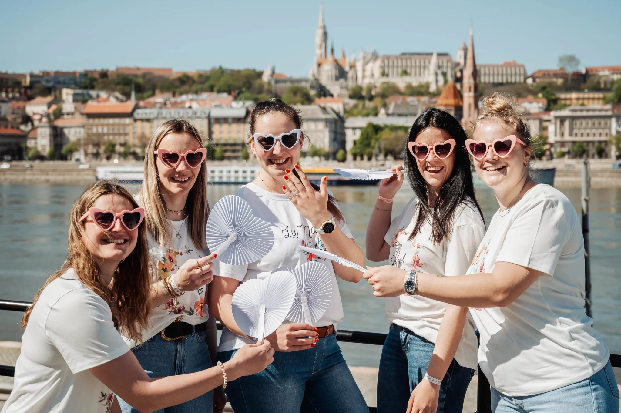 Shooting EVJF à Budapest avec vue sur le Danube et l’église Mathias en arrière-plan