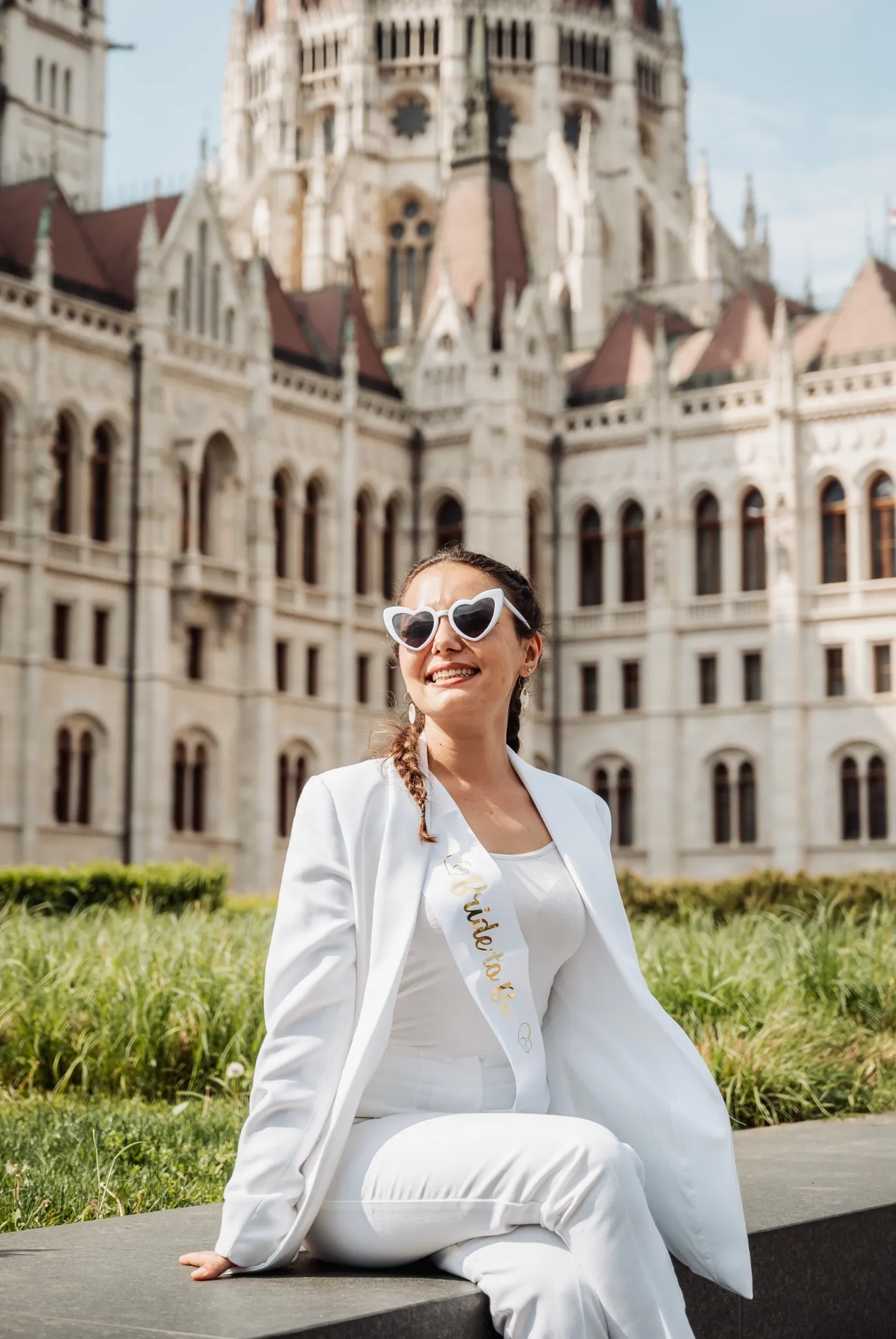 evjf-budapest-portrait-mariee-parlement Portrait de la future mariée en blanc devant le Parlement hongrois lors de son EVJF à Budapest