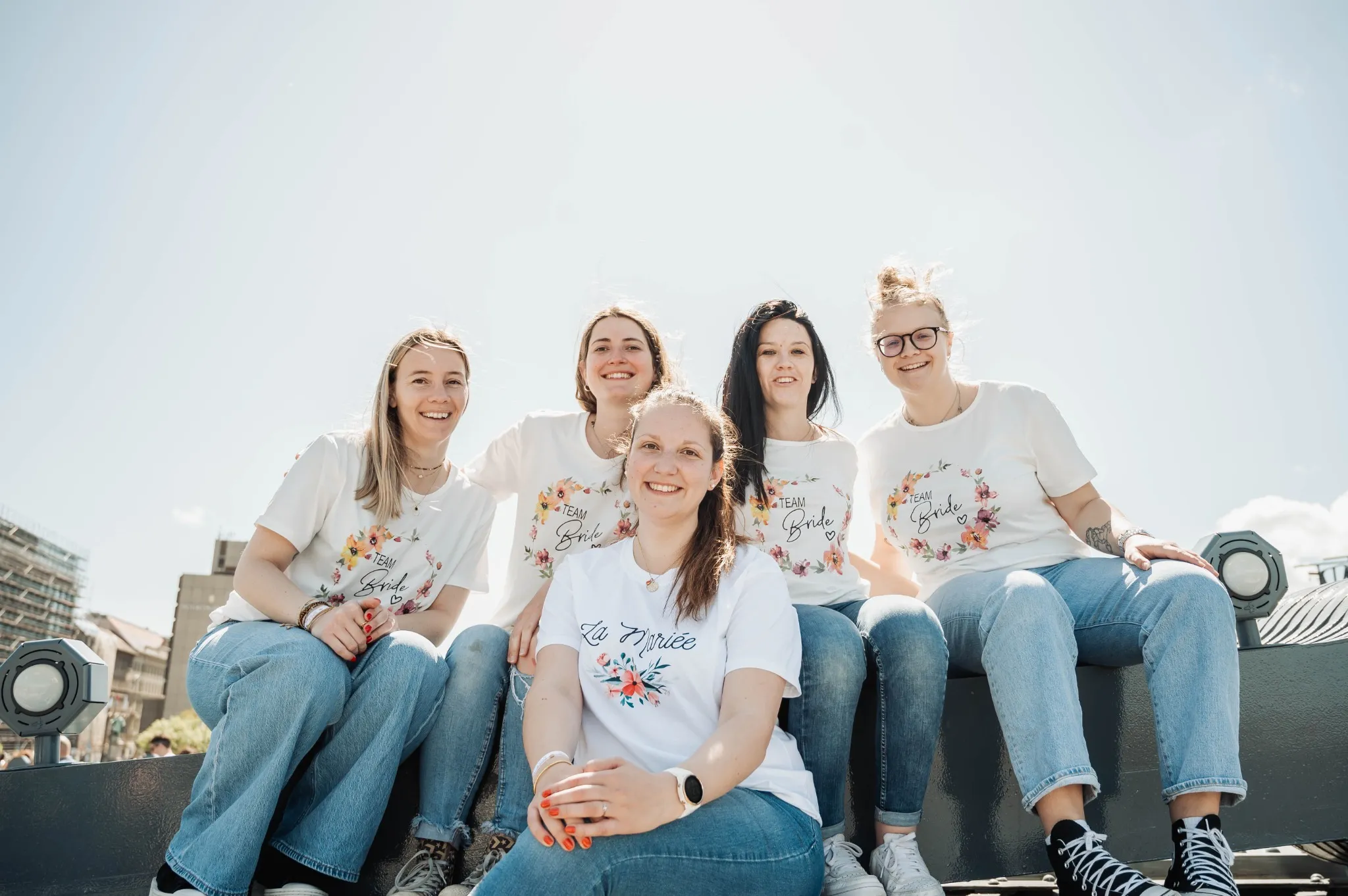 Photo EVJF à Budapest prise en hauteur sur un décor urbain moderne