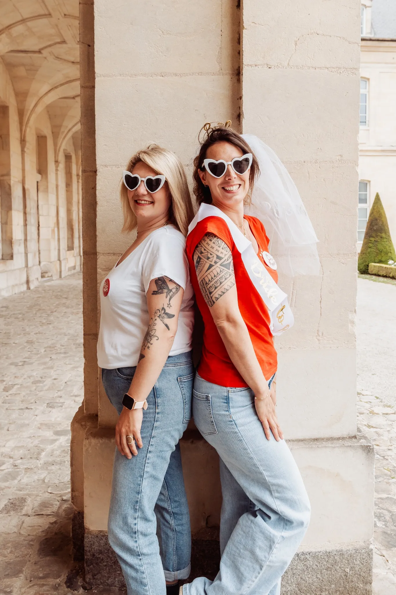 evjf-caen-duo-portrait-fun Photo EVJF à Caen – deux amies dos à dos souriantes avec lunettes en forme de cœur