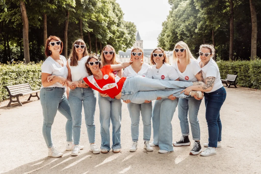 shooting photo evjf à caen EVJF à Caen – la future mariée portée par ses amies en pleine nature