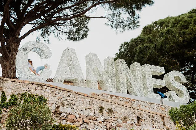 Enterrement de vie de jeune fille à Cannes – pose fun dans les lettres géantes « CANNES »