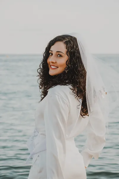 evjf-cannes-portrait-future-mariee-voile Portrait de la future mariée à Cannes – voile blanc et sourire au bord de la mer