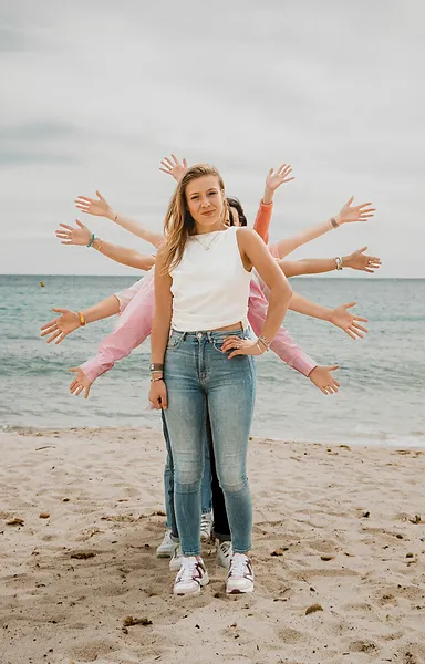 evjf-cannes-pose-originale-bras-plage Photo EVJF originale à Cannes – mise en scène bras ouverts en éventail sur la plage