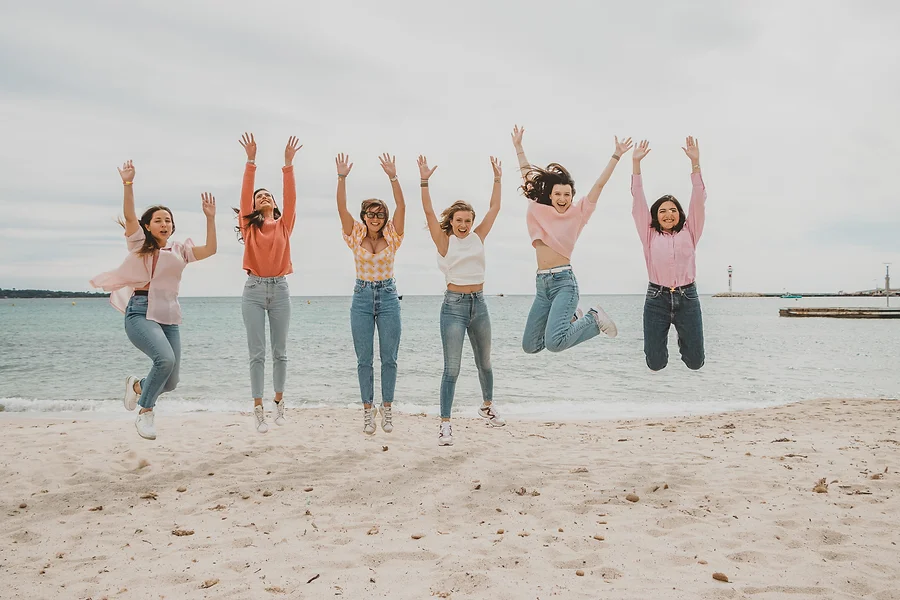 Photo de groupe EVJF à Cannes – saut synchronisé sur la plage entre amies