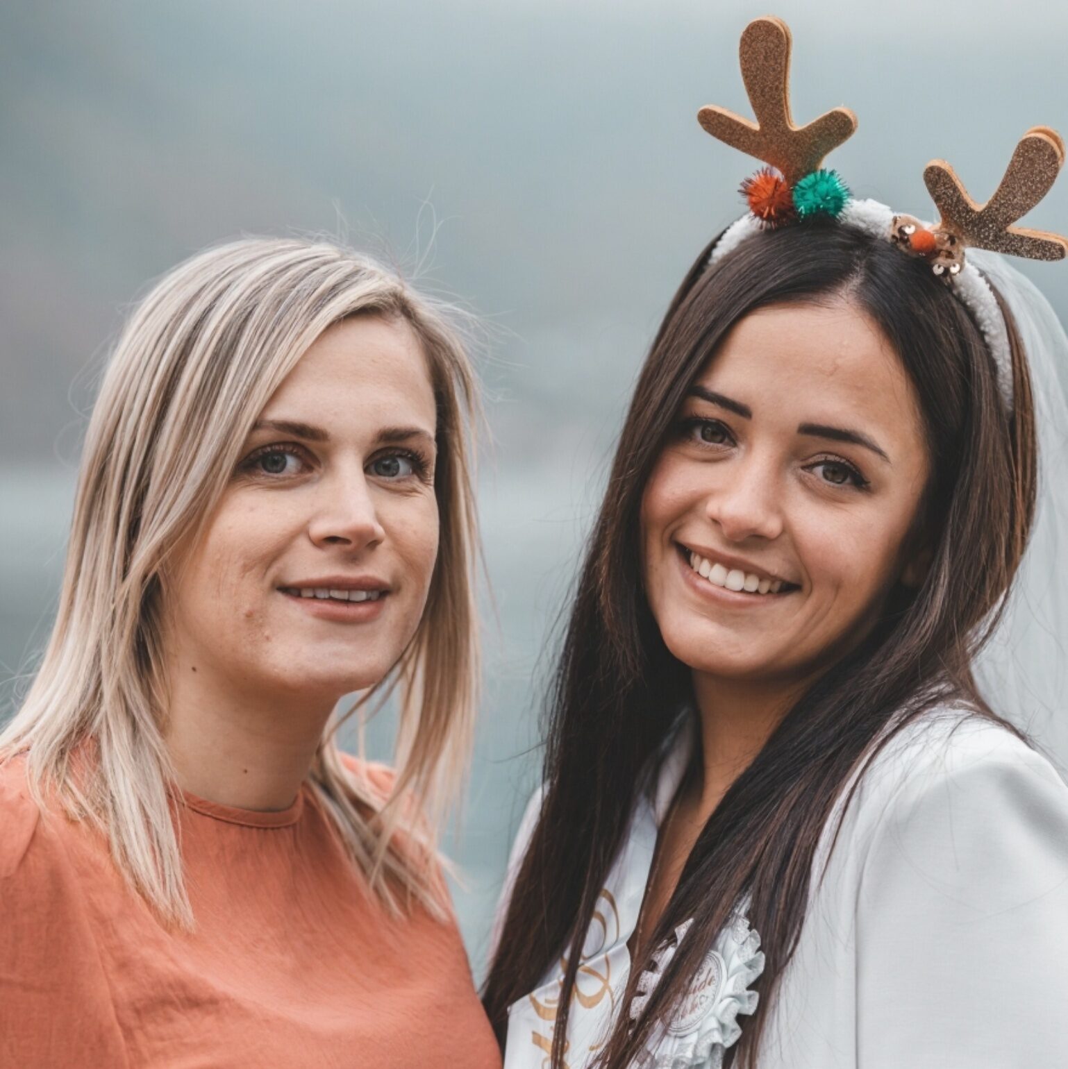 evjf-chambery-mariee-amie-portrait Portrait de la mariée avec l'une de ses amies lors de l’EVJF à Annecy au bord de l’eau