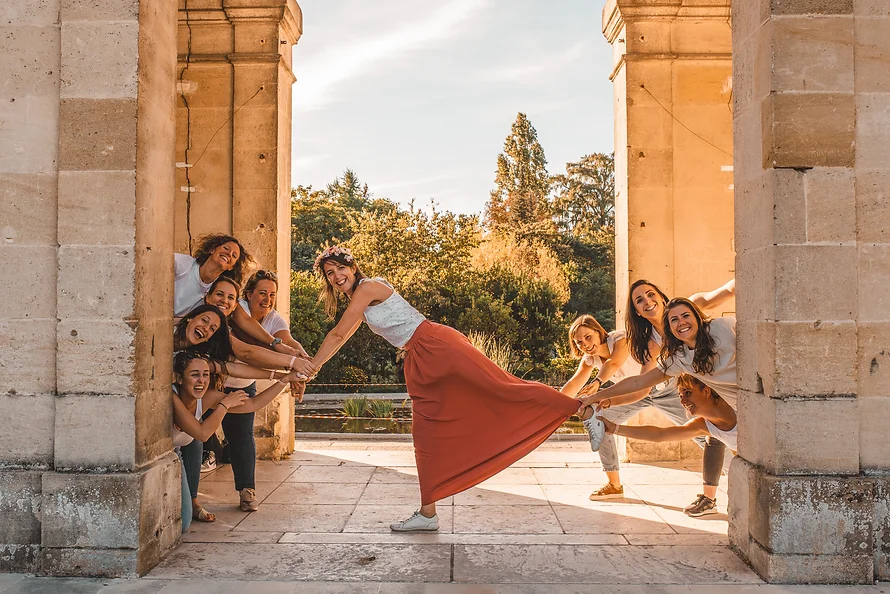 evjf-chateau-sceaux-jeu-colonnes Photo fun d'un enterrement de vie de jeune fille au Domaine de Sceaux, avec la mariée tirée par ses amies entre deux colonnes.