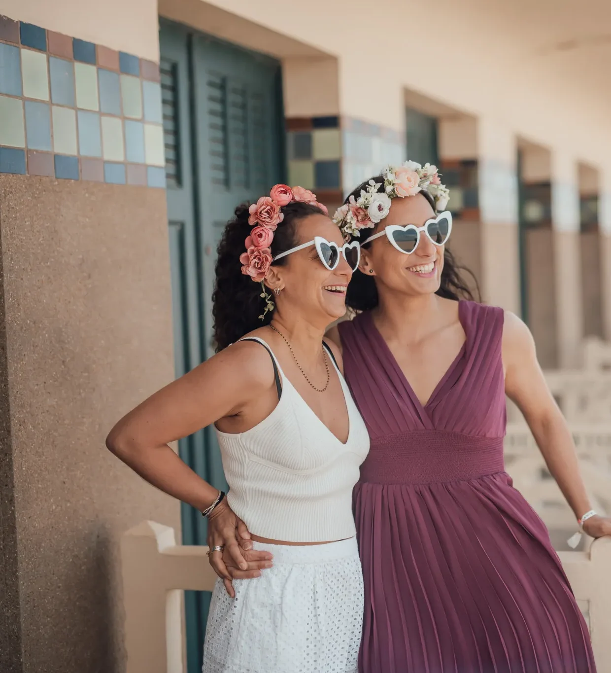 evjf-deauville-portrait-couronne-fleurs EVJF à Deauville – Portrait complice de deux amies portant des couronnes de fleurs et lunettes cœur sur les planches