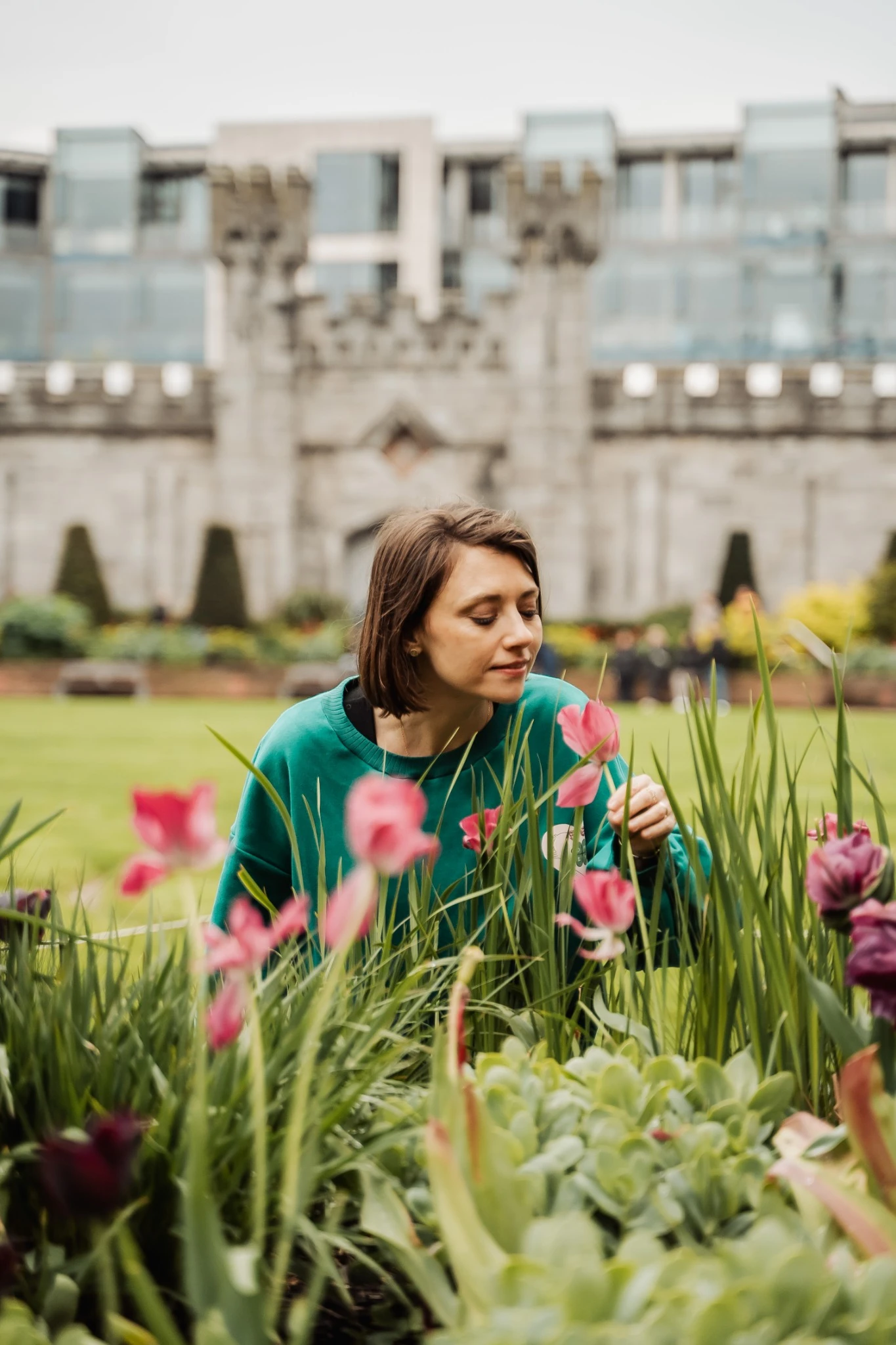 evjf-dublin-fille-fleurs-chateau EVJF à Dublin – Jeune femme parmi les fleurs dans un jardin historique
