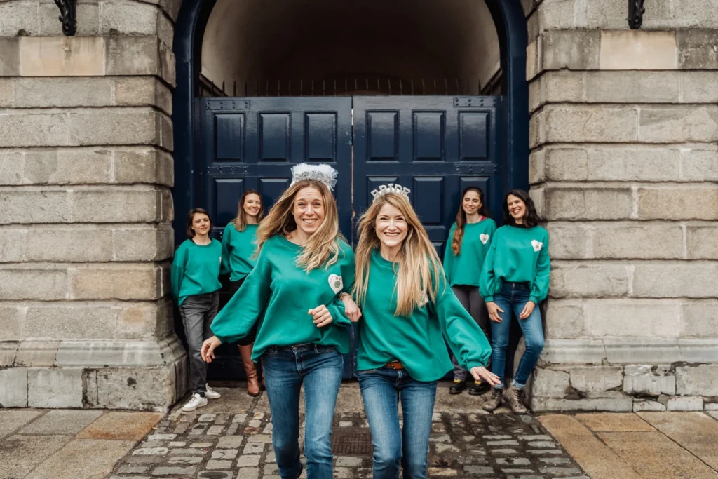 meilleures activités evjf dublin EVJF à Dublin – Groupe marchant joyeusement dans une cour pavée