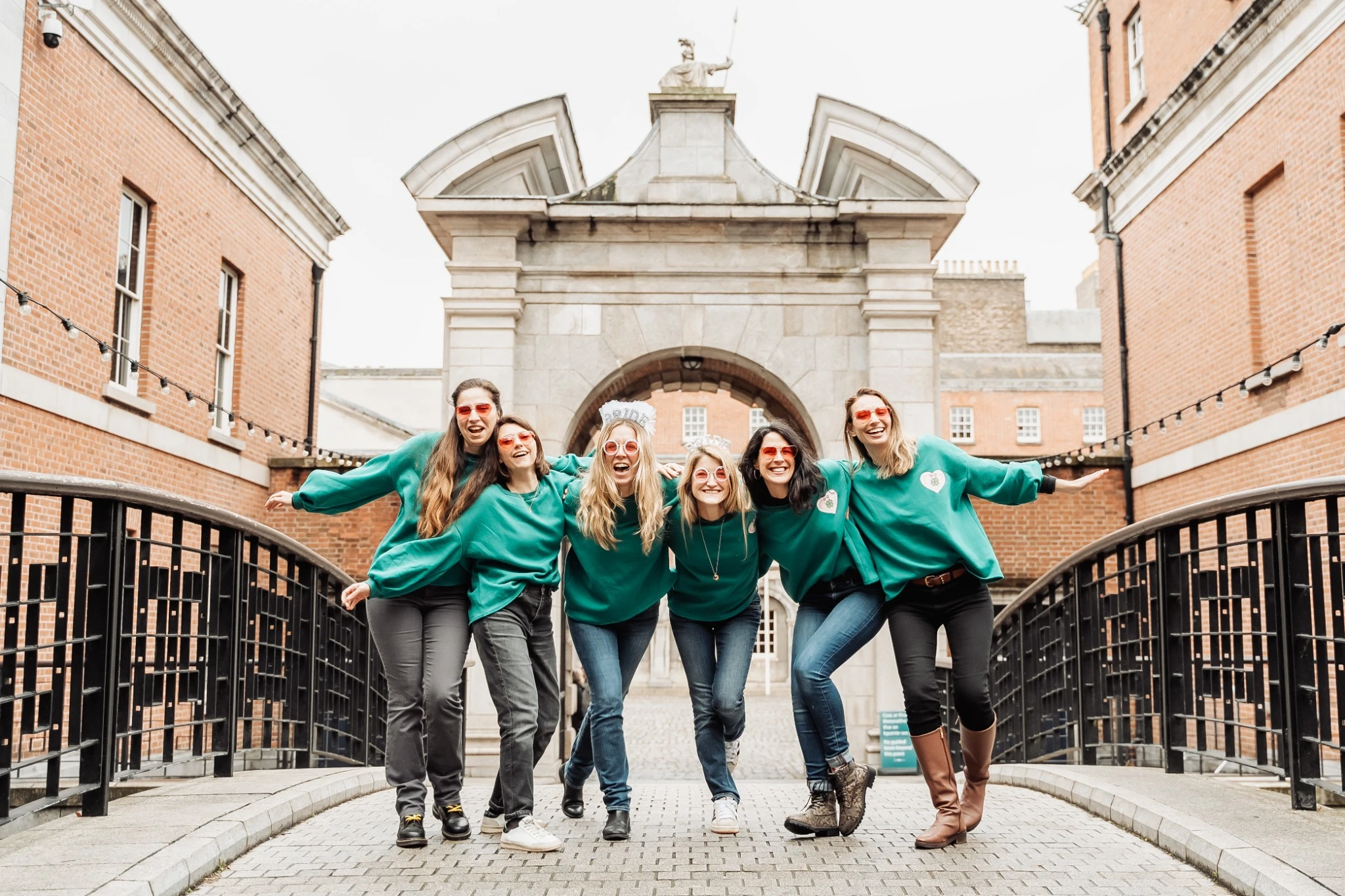 EVJF à Dublin – Portrait en gros plan de la future mariée avec accessoire ‘bride’