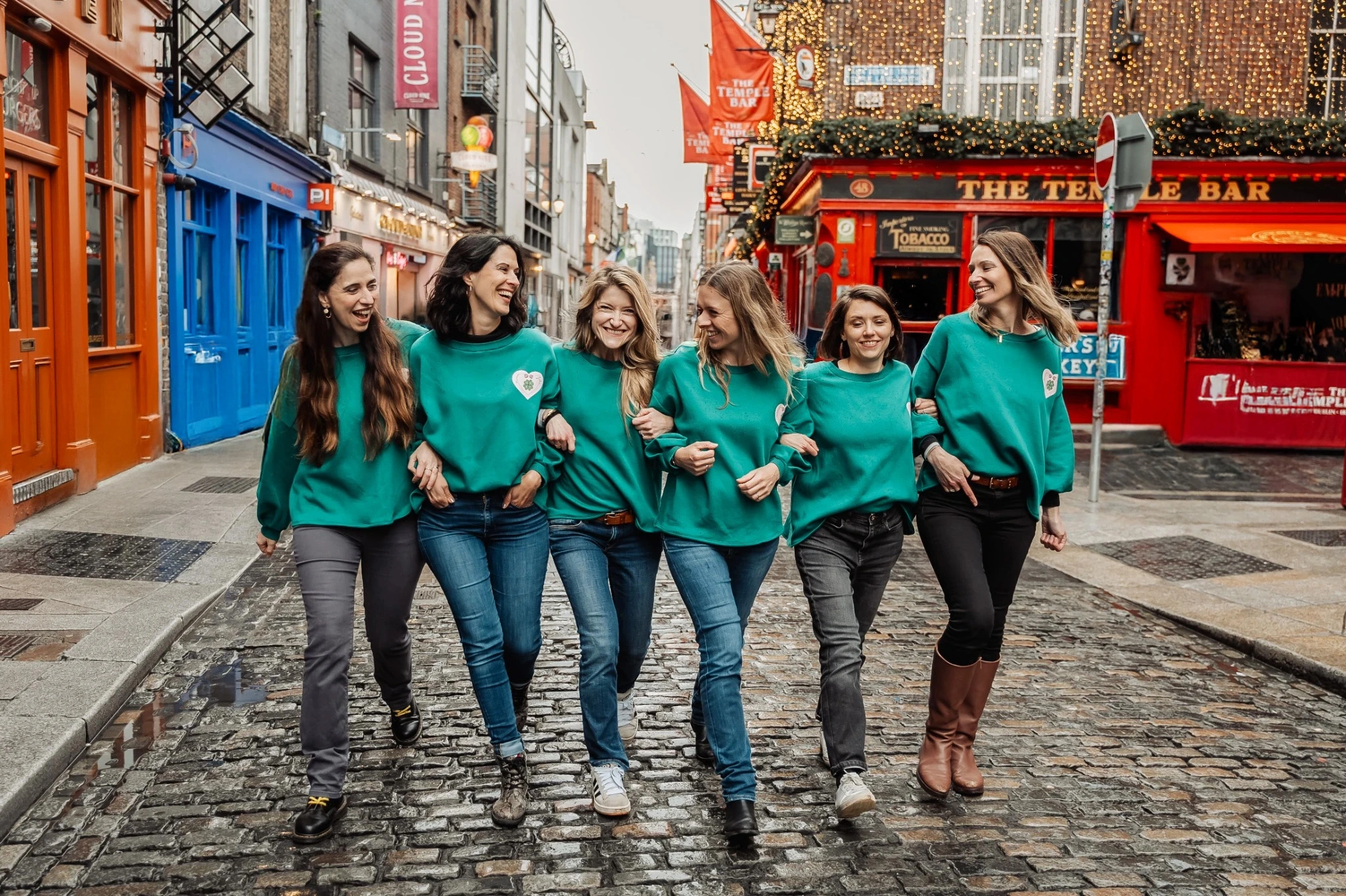 EVJF à Dublin – Groupe d’amies marchant dans Temple Bar, quartier emblématique	