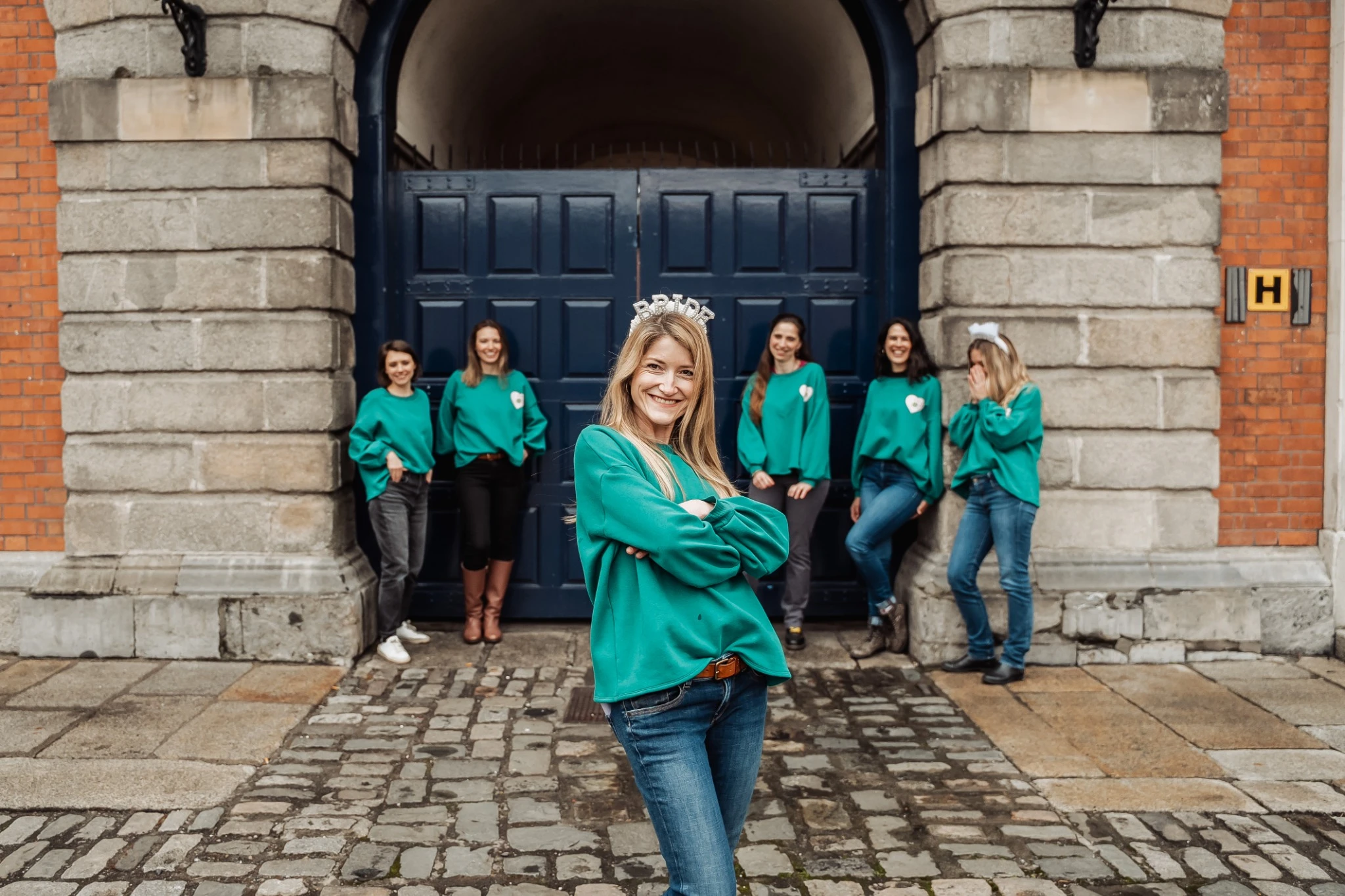 EVJF à Dublin – Future mariée devant le groupe d’amies à l’entrée d’un bâtiment historique