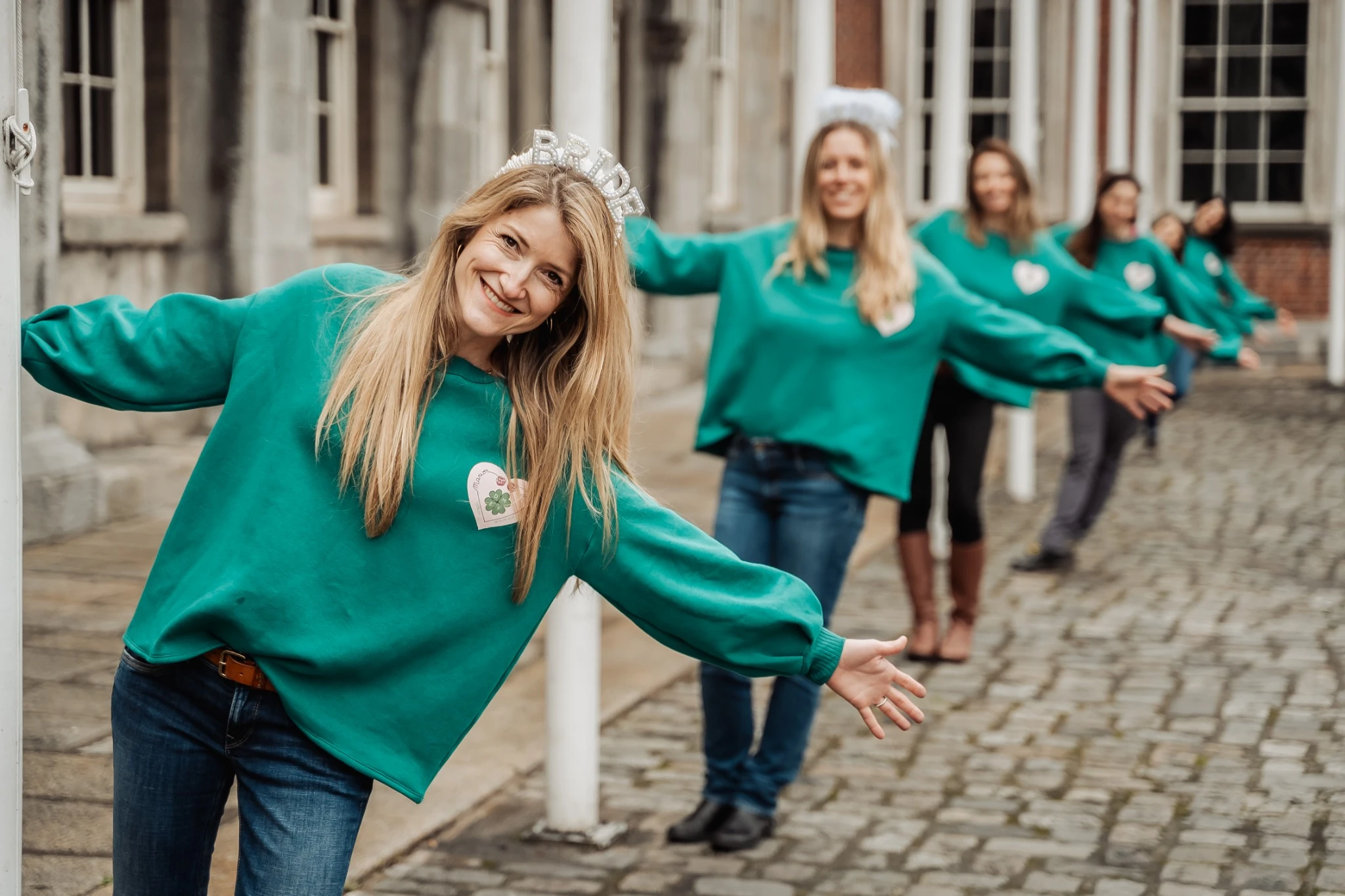 EVJF à Dublin – Future mariée souriante avec couronne ‘bride’ et lunettes roses