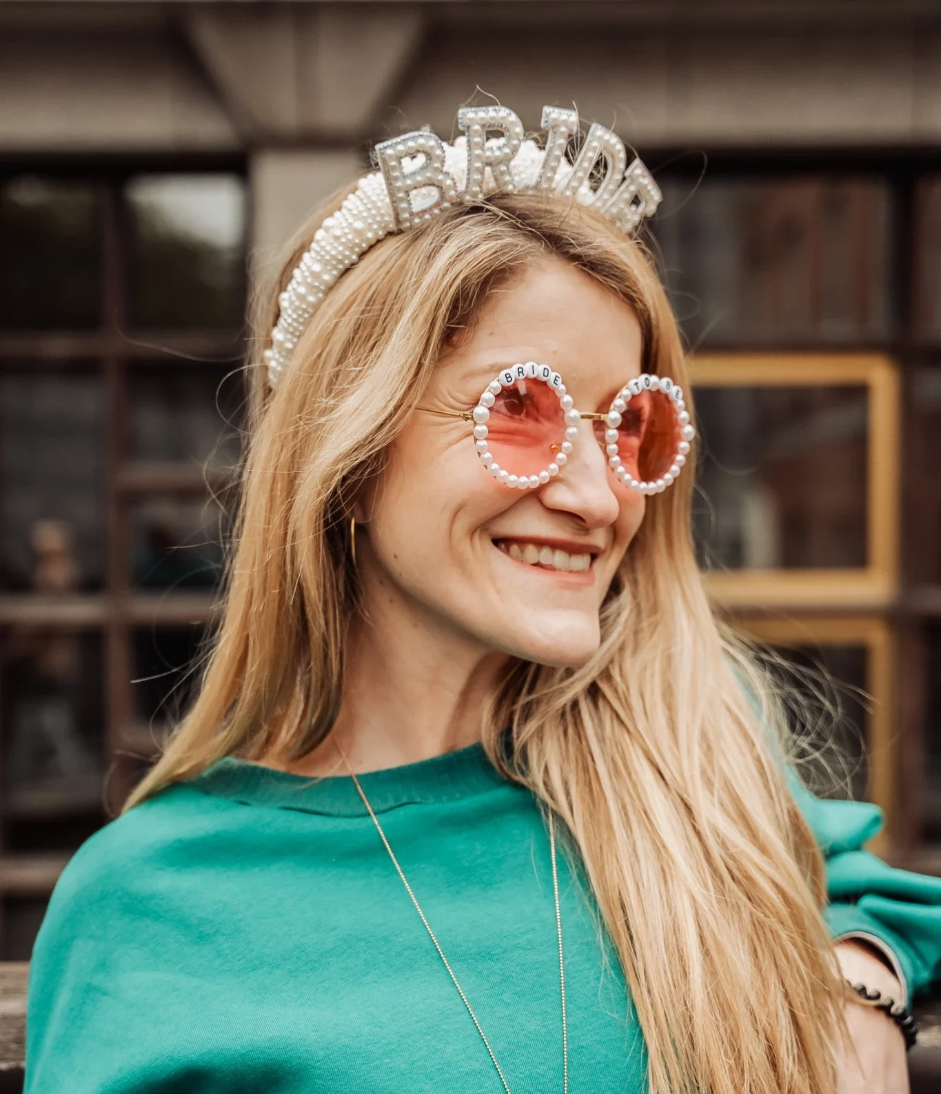 evjf-dublin-portrait-mariee EVJF à Dublin – Portrait en gros plan de la future mariée avec accessoire ‘bride’