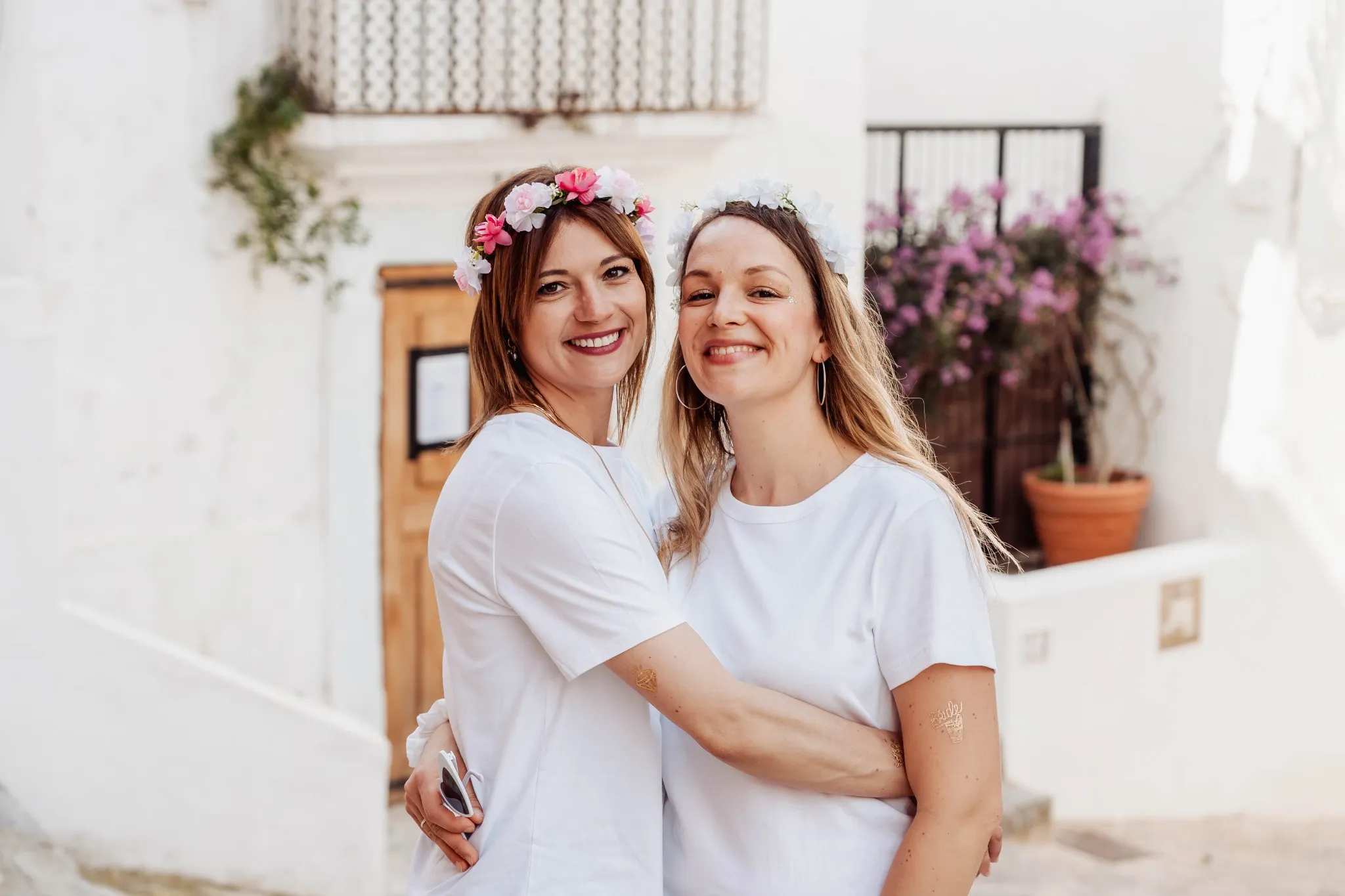 evjf-ibiza-calin-mariee-rue-blanche EVJF à Ibiza : câlin entre amies dans une ruelle typique