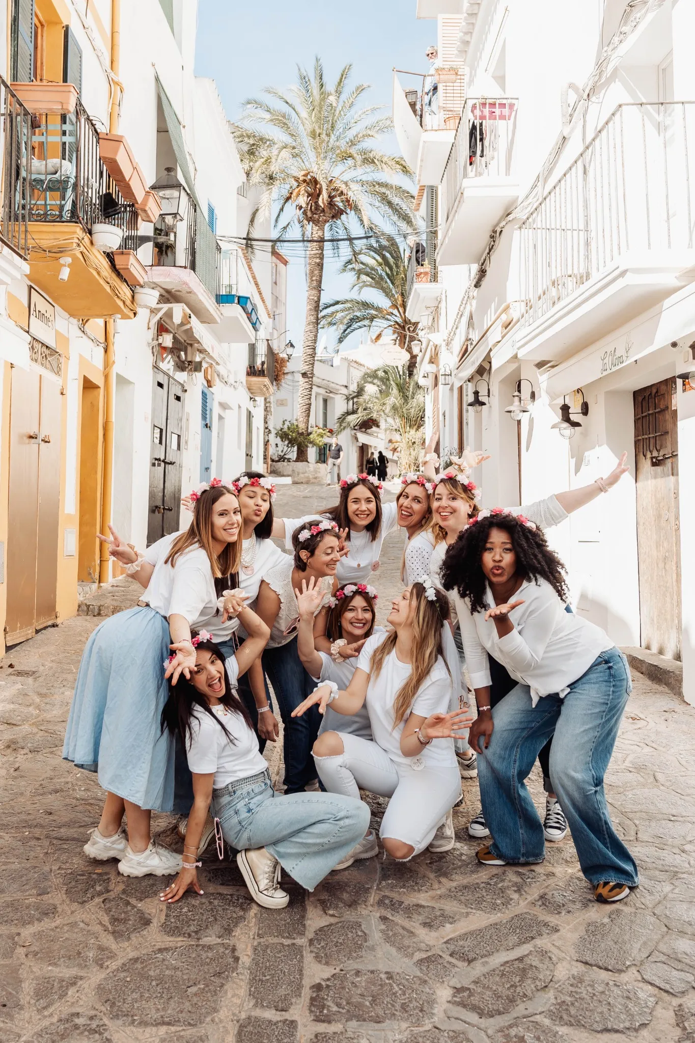 evjf-ibiza-ruelle-palmier-ambiance-festive Ambiance festive EVJF à Ibiza dans une ruelle avec palmiers