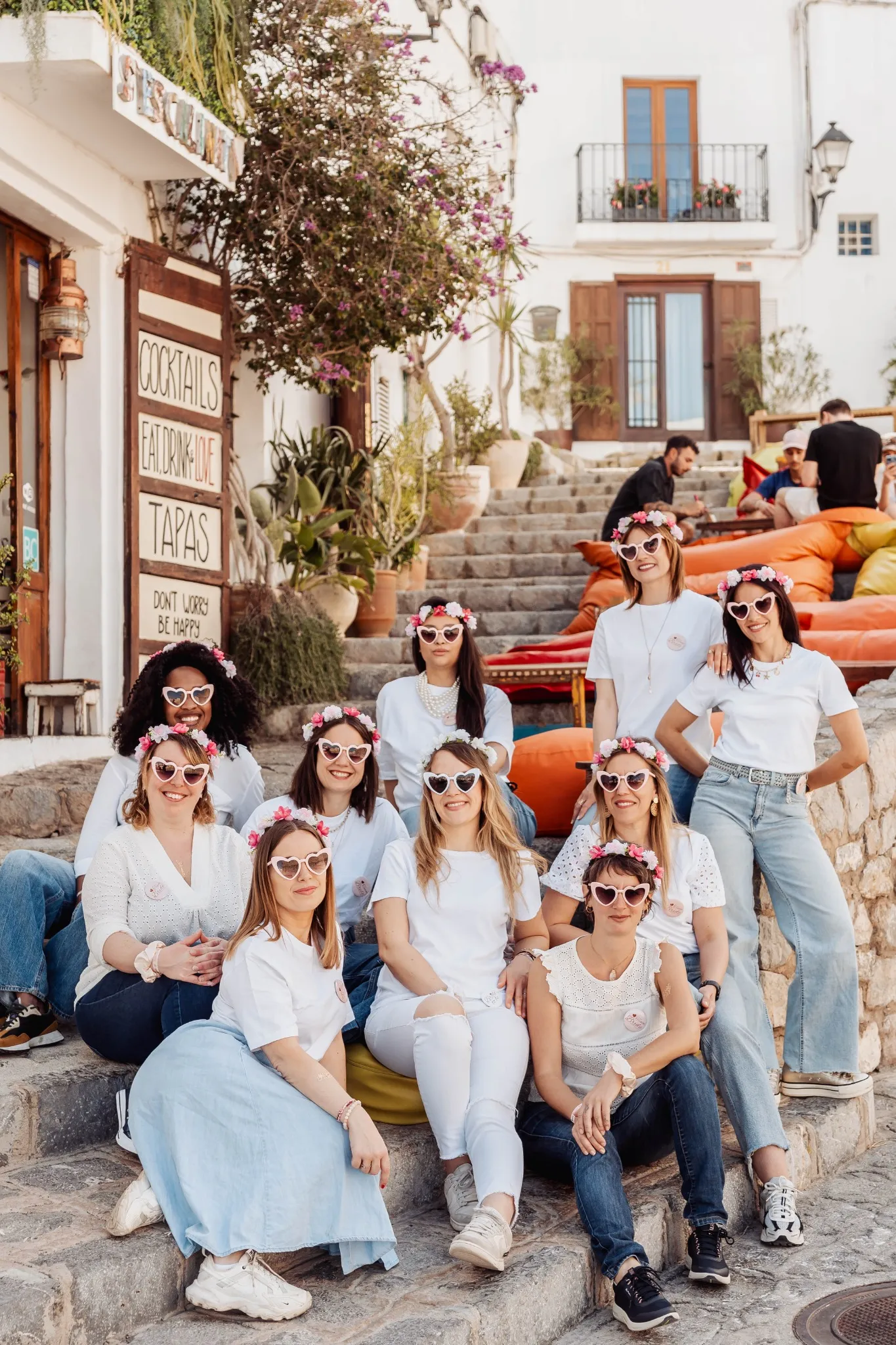 evjf-ibiza-ruelle-tapas-fleurs Photo EVJF à Ibiza devant un restaurant de tapas fleuri