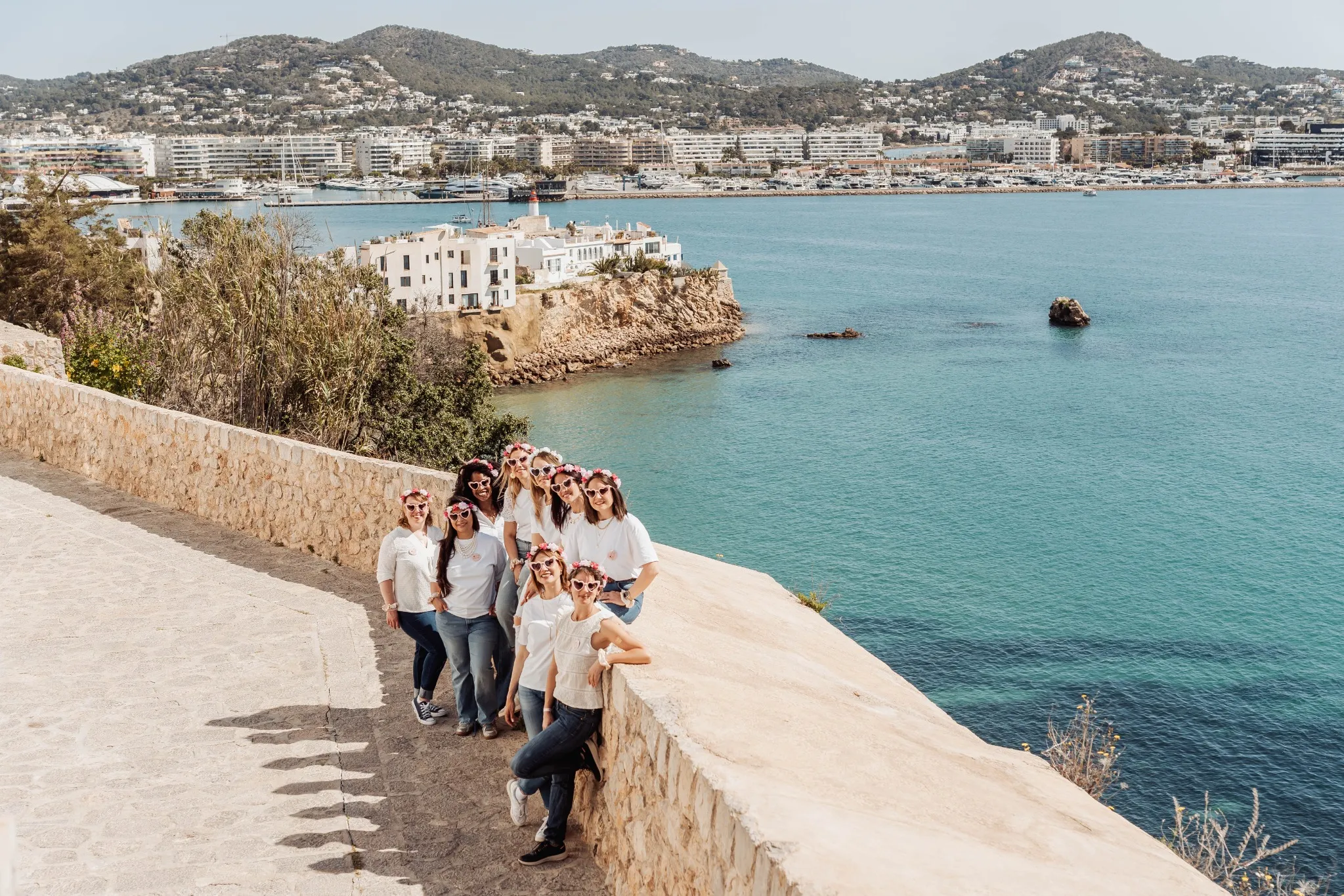 EVJF à Ibiza avec vue panoramique sur la mer et le clocher
